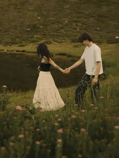 sneaks for e &amp; j from a couple days back 🤍🪻#cinematicphotography #couplesphotos #engagementphotos #washingtoncouplesphotographer #pnwcouplesphotographer #dirtybootsandmessyhair #belovedstories #engaged #authenticlovemag #theromanticsclub #777luckyfish