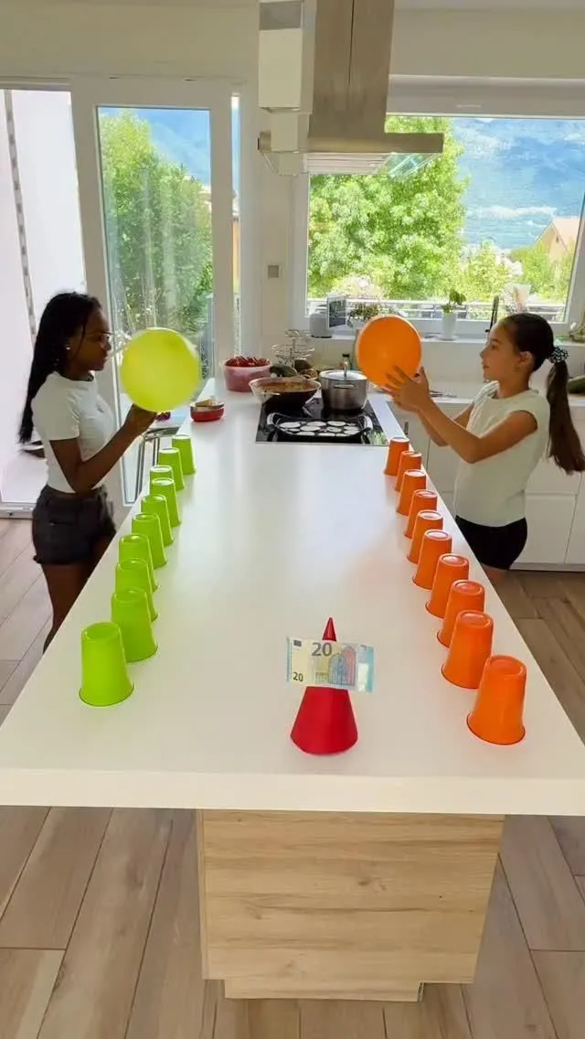The Balloon and Glass Challenge 🎈🥤😂Elisa e le sue amiche si sfidano in un party game epico: lanciando il palloncino in aria, devono girare i bicchieri uno alla volta e continuare fino all’ultimo! 💥 Chi riuscirà a girare tutti i bicchieri per prima e tagli