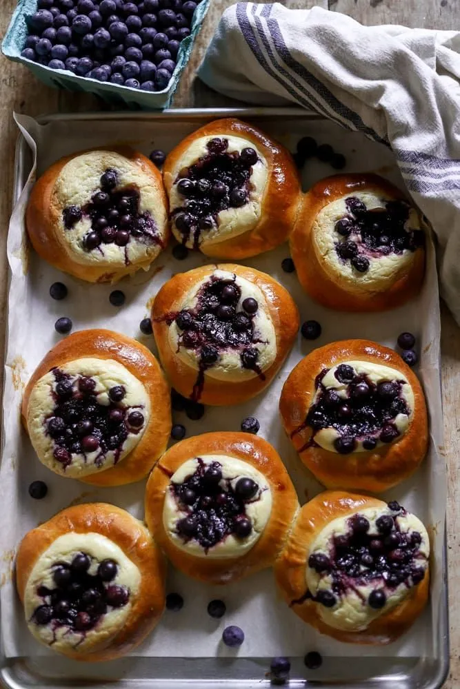 BLUEBERRY CREAM BRIOCHE BUNS