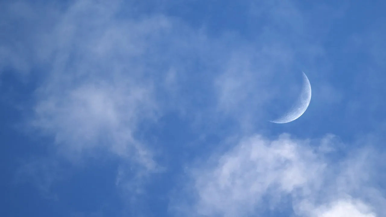 OS X Lion, Crescent Moon, Cloudy Sky, Mac OS X, Stock, 5K, Blue Sky
