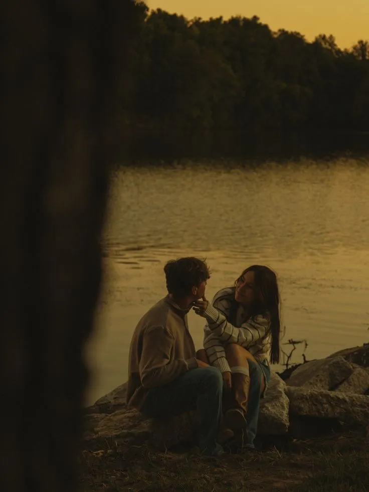 Jenna &amp; WyattAn autumn evening romance🤎🍂#couplesphotographer #cinematicphotography #couplesphotoshoot #midwestlovestories #midwestphotographer #storytellingphotography #fallphotoshoot #anunposedlove