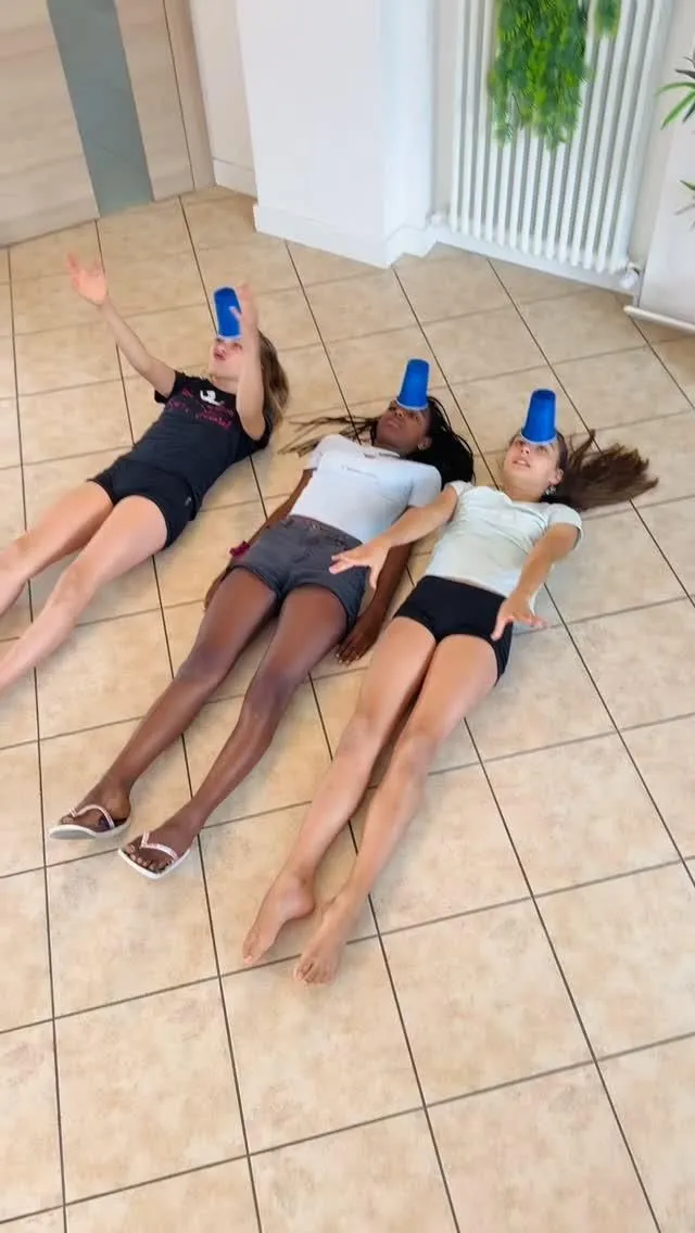 Fun Game � Sfida dell’equilibrio in famiglia! �Elisa, Sophie e Meke si sfidano a tenere un bicchiere in equilibrio sulla fronte… chi riuscirà ad alzarsi senza farlo cadere? ��� Una sfida esilarante che fa ridere tutta la famiglia! Chi avrà il miglior equi