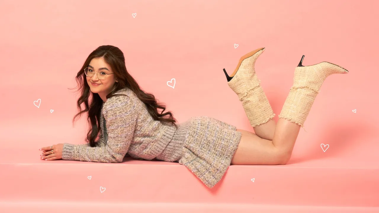 Anna Cathcart, 8K, Peach background, 5K, Canadian actress, Love hearts